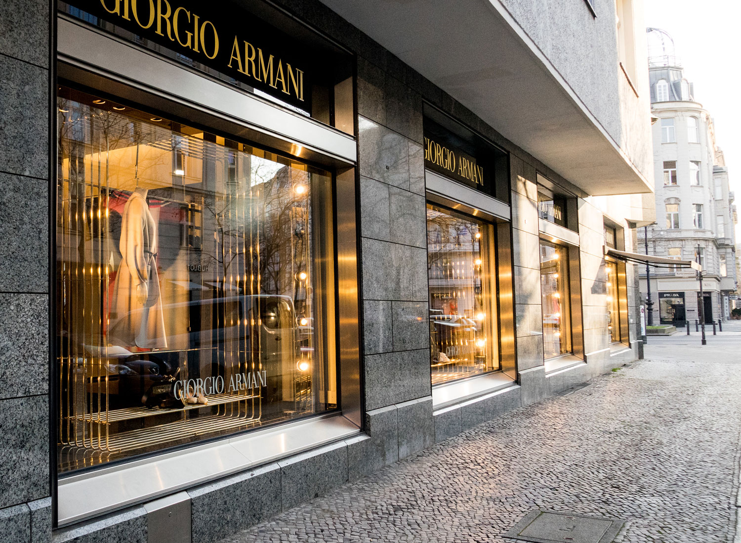 Sicherheitsfolie am Schaufenster in Frankfurts Innenstadt