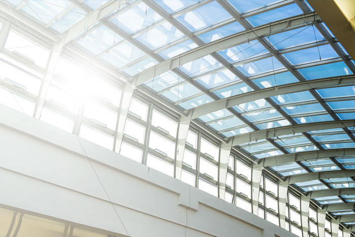 Blenschutzfolie an einem Glasdach