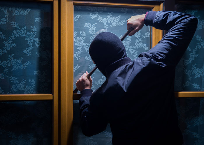 Einbrecher versucht dank Einbruchschutzfolie erfolglos ein Fenster aufzubrechen