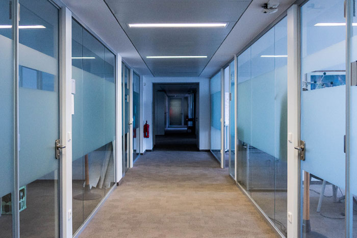Milchglasfolie als Sichtschutz für Büroräume in Frankfurt