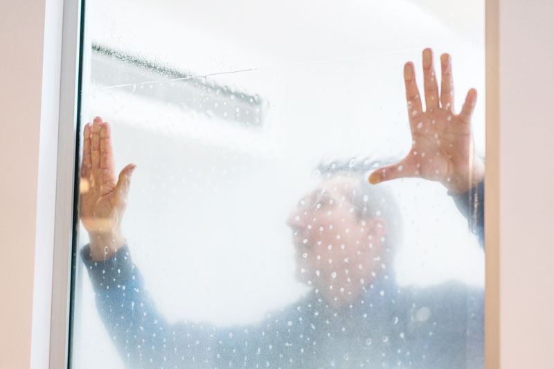 Monteur installiert Milchglasfolie