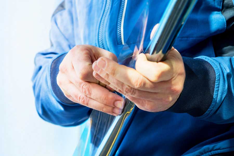 Splitterschutzfolie wird vom Profi installiert