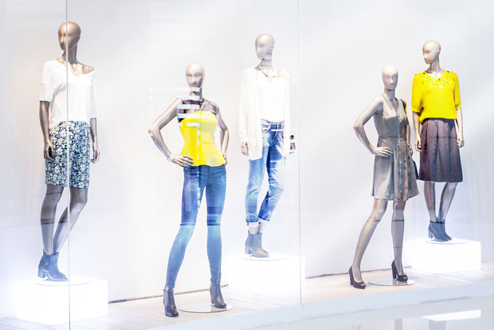 UV-Schutzfolie schützt Produkte eines Kaufhauses vor dem Ausbleichen.